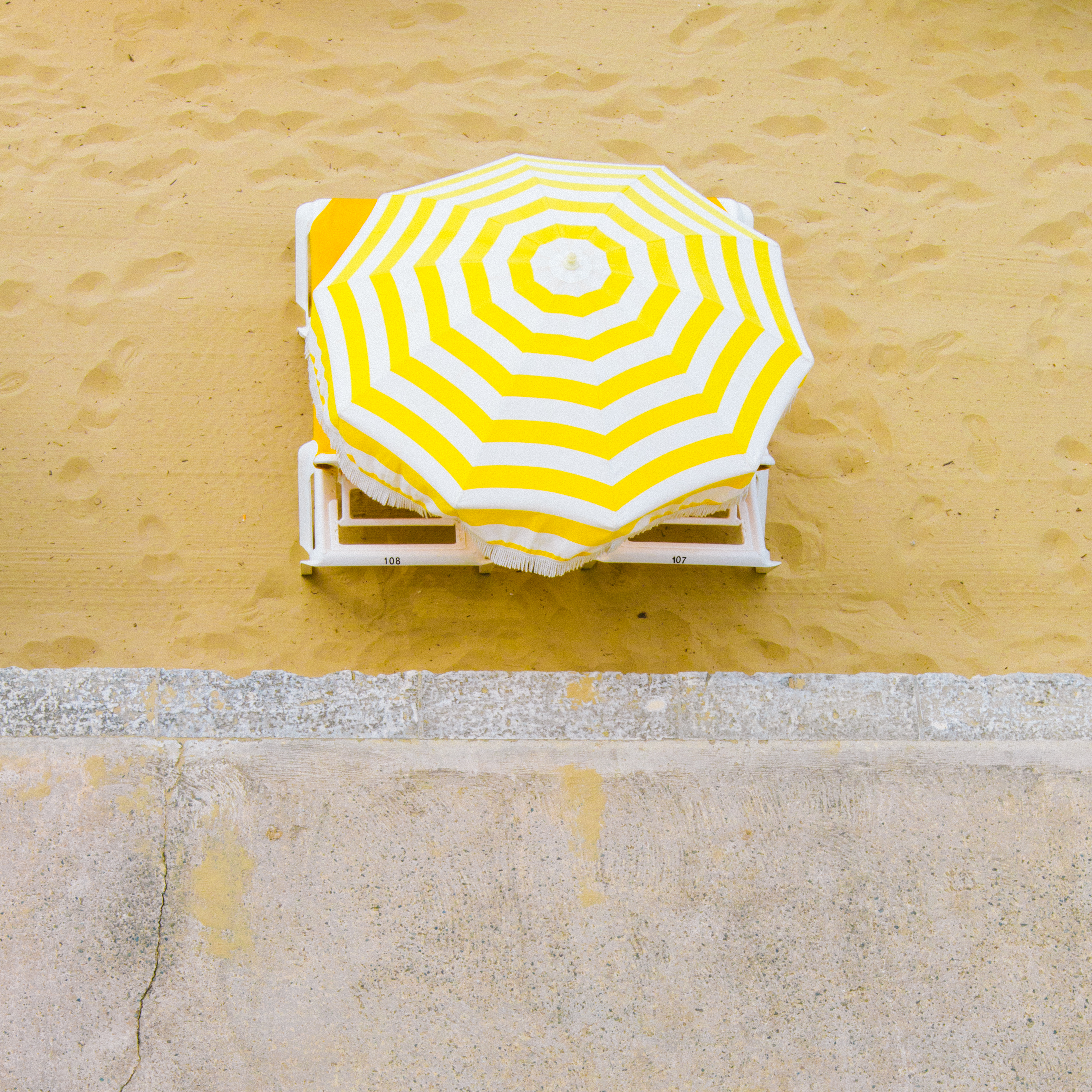 Plage de Royan, parasol jaune