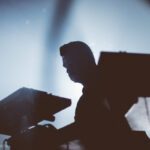Arnaud Rebotini en concert avec ses claviers