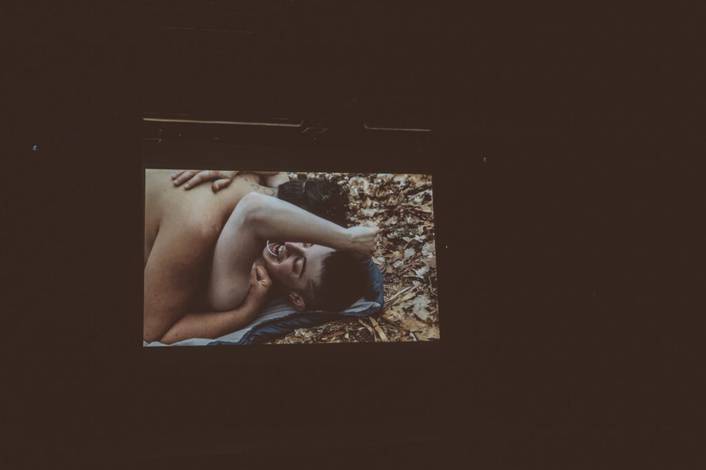 projection d'un film queer porno amateur