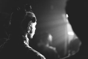 a queer person regarde un concert à Paris