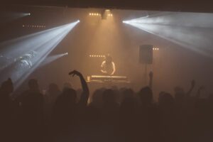 Morello, DJ lesbienne, aux platines à FGO