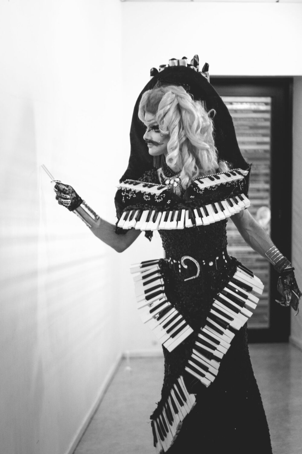 drag queen déguisée en piano