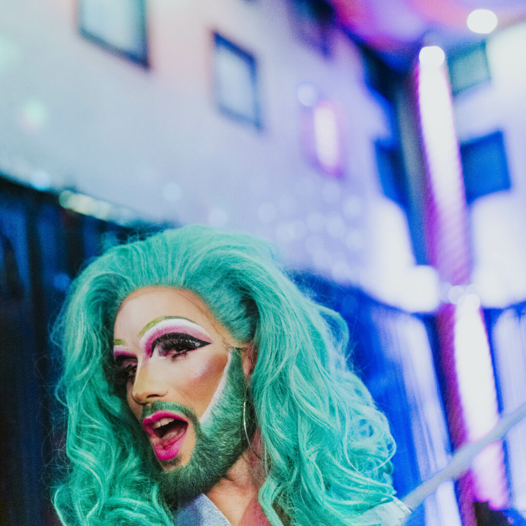 Portrait de la drag queen Clemence Trü, une des drag queen qui host la tombola de soutien ai Planning Familial, victime d'une campagne de dénigrement transphobe suite à l'utilisation d'affiches qui représentent un homme trans enceint. Photographie de Gaëlle Matata / Grande Commande BNF