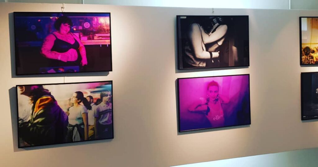 Vue des travaux de Gaëlle Matata exposés pendant l 'exposition Têtu à Paris